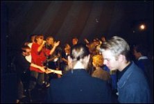 L�ten Oskar k�r man om man spelar i Trelleborg. H�r fick publiken hj�lpa till med sjungandet, och det kunde inte ha l�tit b�ttre. (foto: Johan)