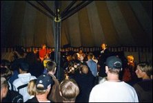 Kolla in vilket h�ftigt t�lt grabbarna spelar i! Ett �kta circus t�lt, och �r det inte en circus som p�g�r... Hmm... (foto: Johan)