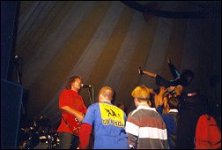 Den lilla killen som ni ser i publiken var en grabb som tillsammans med sina tv� polare dansade break dance p� scenen, medans killarna rockade p�. Punk och break dance?! Ja, varf�r inte?  (foto:  Johan)