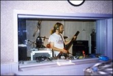 Nisse rockar loss. Han fick f�r �vrigt smeknamnet Misse av mixer-mannen Micke. Kommer inte riktigt ih�g varf�r... (foto: Andreas Wallstr�m)