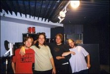 Sista dagen i studion. Fr�n v�nster till h�ger: Dennis, Andreas, Micke och Nisse. (foto: Johan)